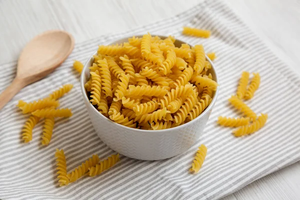 Ungekochte Gelbe Bio Rotini Pasta Seitenansicht — Stockfoto