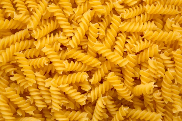 요리되지 노란색의 유기농 Rotini Pasta 위에서 수있습니다 위쪽시야에 클로즈업 — 스톡 사진