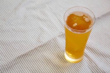 Bardakta soğuk bira, yan görüş. Metin için boşluk.