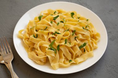 Ev yapımı sarımsaklı, maydanozlu parmesanlı makarna. Yakın plan..