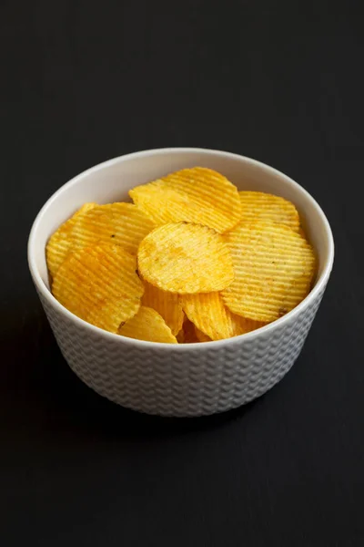 Roffled Cheese Potato Chips Een Schaal Een Zwarte Achtergrond Zijaanzicht — Stockfoto