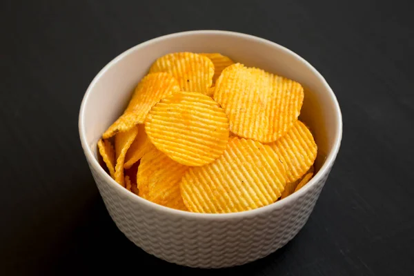 Roffled Cheese Potato Chips Een Schaal Een Zwarte Achtergrond Zijaanzicht — Stockfoto