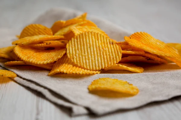 Ruffled Cheese Aardappel Chips Lage Hoek Uitzicht Close — Stockfoto