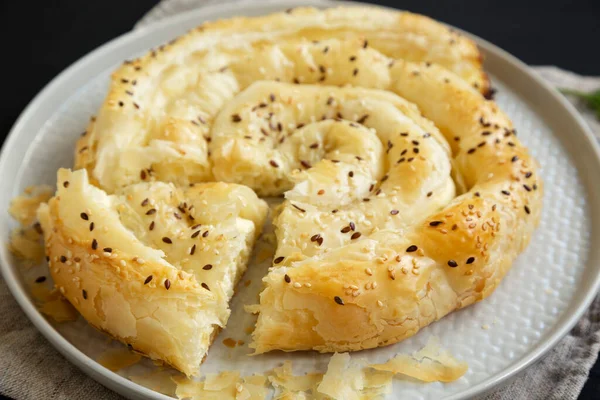 Torta Balcânica Caseira Com Sementes Feta Gergelim Prato Vista Lateral — Fotografia de Stock