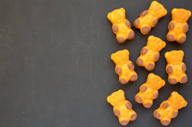 Siyah arka planda ev yapımı tatlı kurabiyeler, üst manzara. Yukarıdan, dümdüz, tepeden. Boşluğu kopyala.