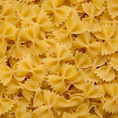Kuru organik Farfalle Makarnası, üst manzara. Dümdüz, tepeden, yukarıdan.