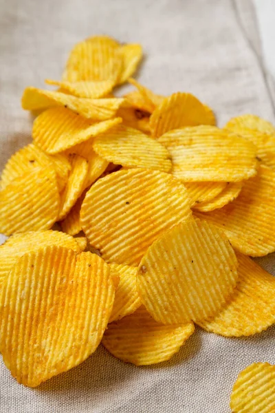 Roes Kaas Aardappel Chips Een Schaal Doek Zijaanzicht — Stockfoto