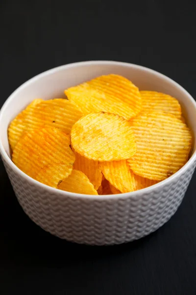 Roffled Cheese Potato Chips Een Schaal Een Zwarte Achtergrond Zijaanzicht — Stockfoto