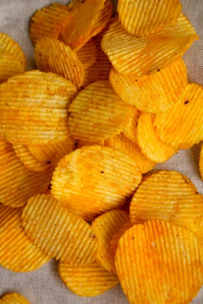 Ruffled Cheese Aardappel Chips Bovenaanzicht Platte Vloer Boven Van Boven — Stockfoto