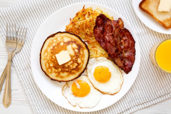 Full Amerikansk Frukost Med Bacon Hash Browns Ägg Och Pannkakor — Stockfoto