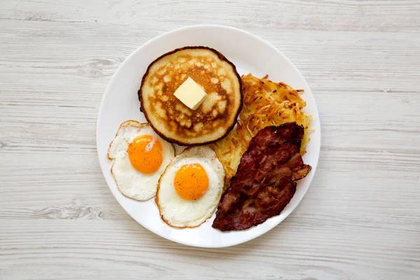 Full American Breakfast Szalonnával Hasábburgonyával Tojással Palacsintával Tálcán Fehér Alapon — Stock Fotó