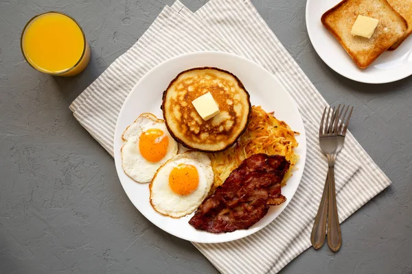 Full American Breakfast Szalonnával Hash Brownsszal Tojással Palacsintával Szürke Felületen — Stock Fotó