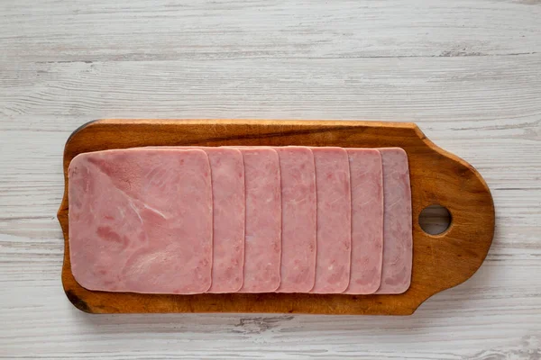 Bio Jamon Cocido Extra Auf Einem Rustikalen Holzbrett Auf Weißem — Stockfoto