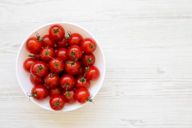 Taze kırmızı organik vişneli domatesler. Dümdüz, tepeden, yukarıdan. Metin için boşluk.