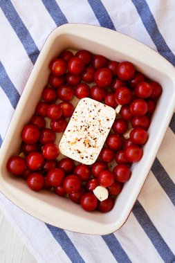 Ev yapımı fırınlanmış Feta Domates Makarnası. Üst manzara, yukarıdan, düz yatıyordu..