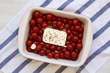 Ev yapımı fırınlanmış Feta Domates Makarnası. Yukarıdan bakıldığında, düz yatıyordu..