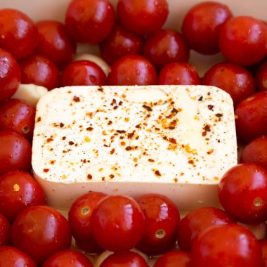 Ev yapımı fırınlanmış Feta Domates Makarnası fırın kabında, düşük açılı. Yakın plan..