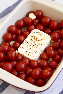 Ev yapımı fırınlanmış Feta Domates Makarnası. Yakın plan..