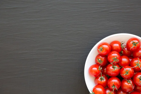 Tomates Cereza Ecológicos Rojos Frescos Bowl Sobre Fondo Negro Vista — Foto de Stock