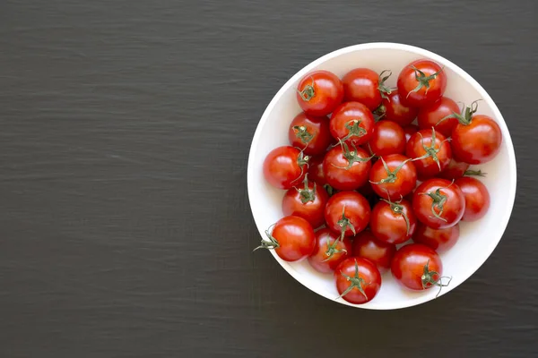 Tomates Cereza Ecológicos Rojos Frescos Bowl Sobre Fondo Negro Vista — Foto de Stock