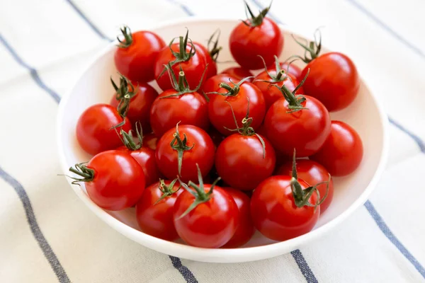 Taze kırmızı organik vişneli domatesler. Yakın plan..