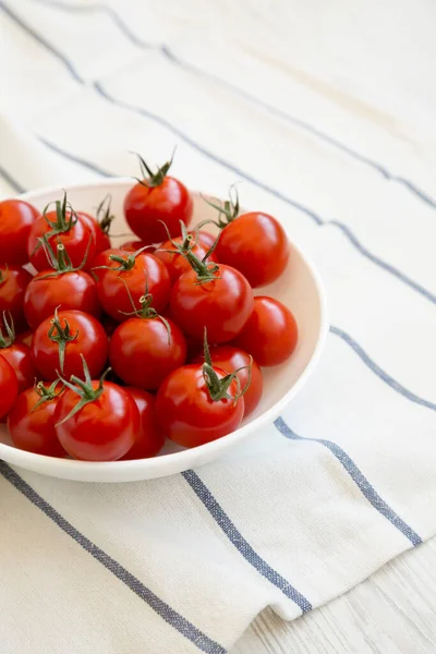 Taze kırmızı organik vişneli domatesler. Metin için boşluk.