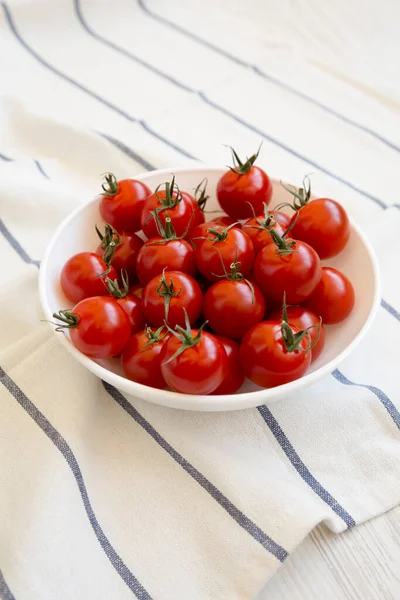 Taze kırmızı organik vişneli domatesler. Yakın plan..