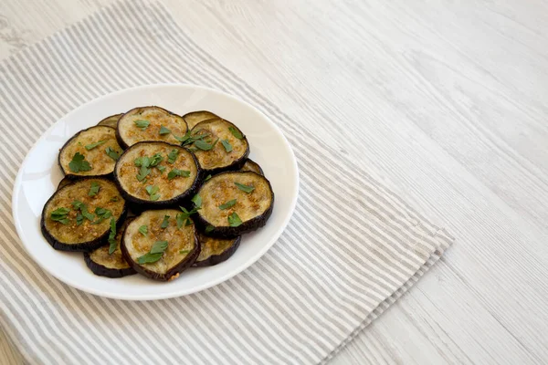 Berenjena Asada Orgánica Casera Plato Blanco Sobre Fondo Madera Blanca — Foto de Stock