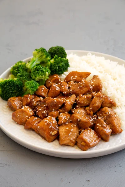 Domácí Teriyaki Kuře Rýží Brokolicí Talíři Šedém Pozadí Boční Pohled — Stock fotografie