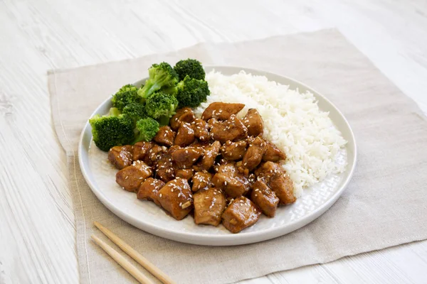 Házi Készítésű Teriyaki Csirke Rizzsel Brokkolival Egy Tányéron Fehér Asztalon — Stock Fotó