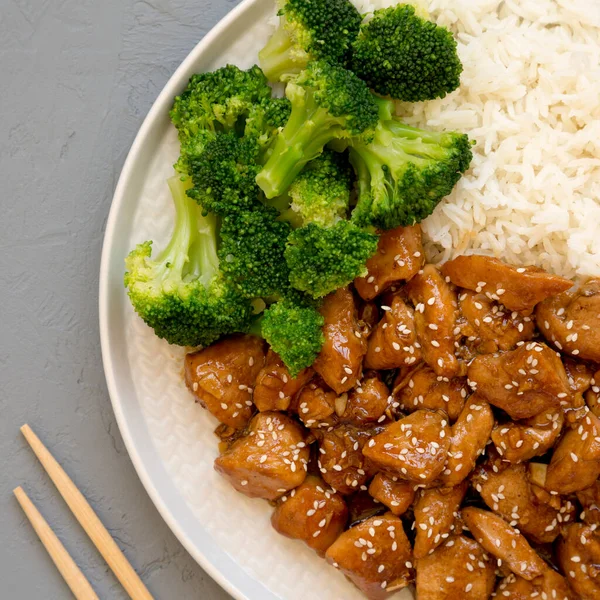 Hausgemachtes Teriyaki Chicken Mit Reis Und Brokkoli Auf Einem Teller — Stockfoto