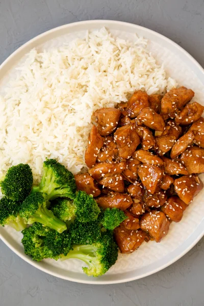 Pollo Teriyaki Fatto Casa Con Riso Broccoli Piatto Sfondo Grigio — Foto Stock