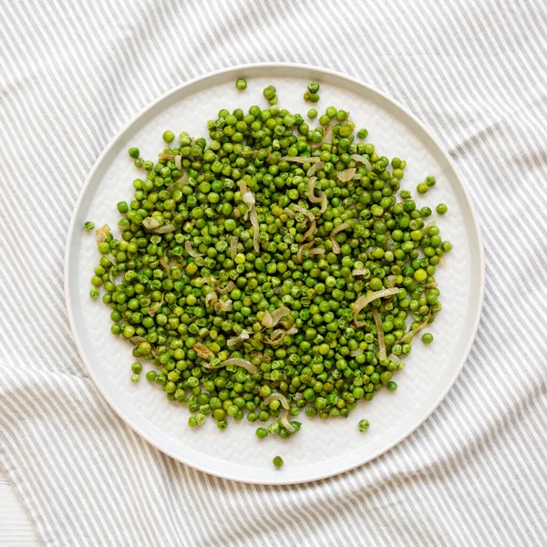 Zelfgemaakte Sauteed Groene Erwten Een Bord Bovenaanzicht Platte Vloer Boven — Stockfoto