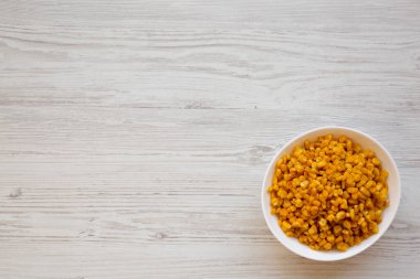 Beyaz kasede sarı kavrulmuş tatlı mısır, en güzel manzara. Dümdüz, tepeden, yukarıdan.