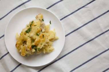 Ev yapımı Alfredo Pastalı Tavuk Maydanozlu, en iyi manzara. Dümdüz, tepeden, yukarıdan. Metin için boşluk.
