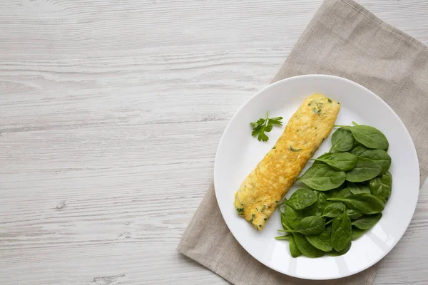 Hausgemachtes Französisches Omelett Mit Frischen Kräutern Und Gemüse Auf Einem — Stockfoto
