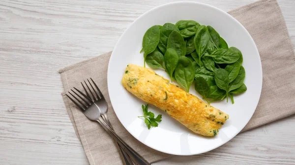 Hausgemachtes Französisches Omelett Mit Frischen Kräutern Und Gemüse Auf Einem — Stockfoto