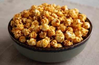 Ev yapımı karamelli patlamış mısır, düşük açılı. Yakın plan..