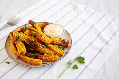 Ev yapımı Baharatlı Mısır Pirzolası Tabakta mayonez, yan manzara. Boşluğu kopyala.