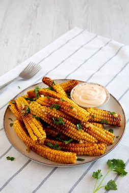 Ev yapımı Baharatlı Mısır Pirzolası Tabakta mayonez, yan manzara. 