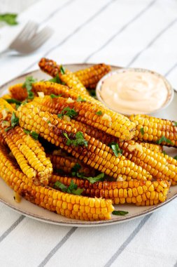 Ev yapımı Baharatlı Mısır Pirzolası Tabakta mayonez, yan manzara. 