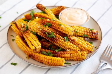 Ev yapımı Baharatlı Mısır Pirzolası Tabakta mayonez, yan manzara.