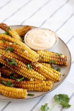 Ev yapımı Baharatlı Mısır Pirzolası Tabakta mayonez, yan manzara. 