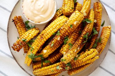 Ev yapımı Baharatlı Mısır Pirzolası. Tabakta mayonez, üst manzara. Yakın plan..