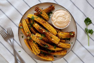 Ev yapımı Baharatlı Mısır Pirzolası Tabakta mayonez, üst manzara. 