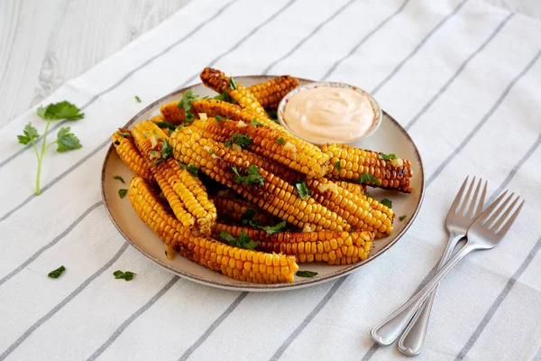 Ev yapımı Baharatlı Mısır Pirzolası Tabakta mayonez, yan manzara.