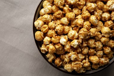 Ev yapımı karamelli patlamış mısır, en iyi manzara..