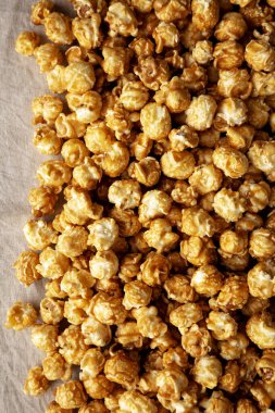 Ev yapımı karamelli patlamış mısır, en iyi manzara..