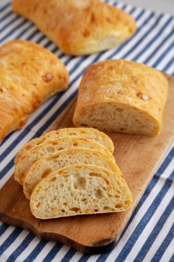 Tahta üzerinde ev yapımı Cheese Ciabatta Ekmeği, yan manzara..