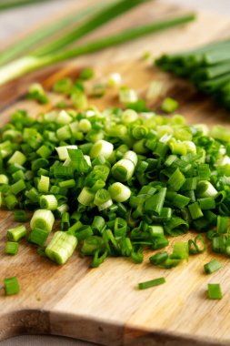 Tahta üzerinde organik yeşil pirzola, yan görüş. Yakın plan..